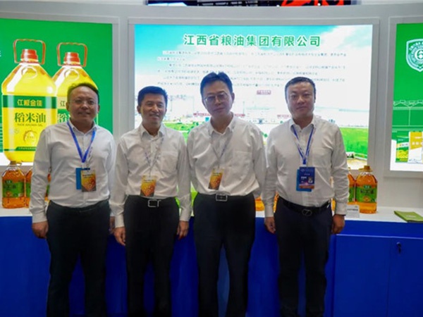 明升ms88集团产品亮相第五届中国粮食交易大会，省粮食和物资储备局和大成国资集团主要领导参观指导